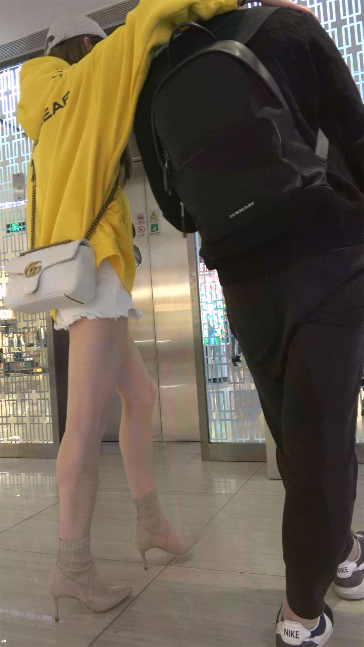 图片[2]-黄衣热裤性感裸腿鸭舌帽美女小姐姐-日更街拍