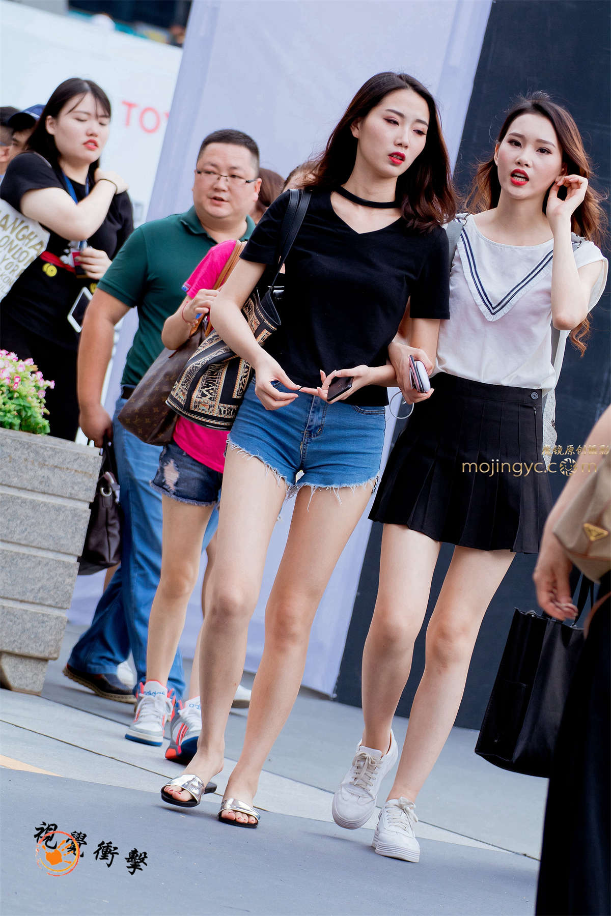 俩长腿美眉-日更街拍