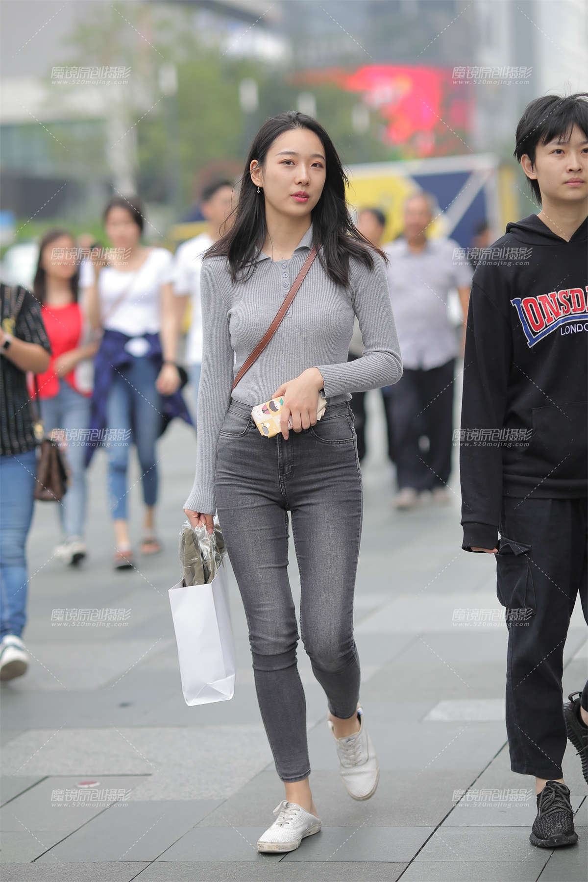 紧牛美眉-日更街拍