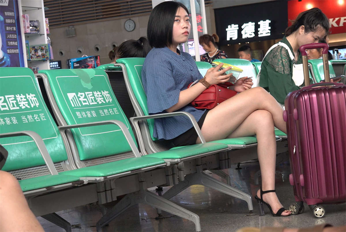 图片[2]-短发美腿高跟玉足美眉-日更街拍