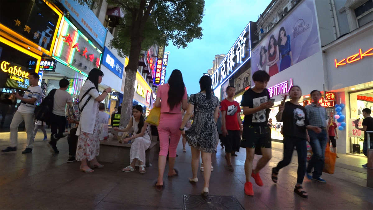 图片[2]-街拍白色高跟肉色丝袜黑色超短裙性感美腿美眉-日更街拍