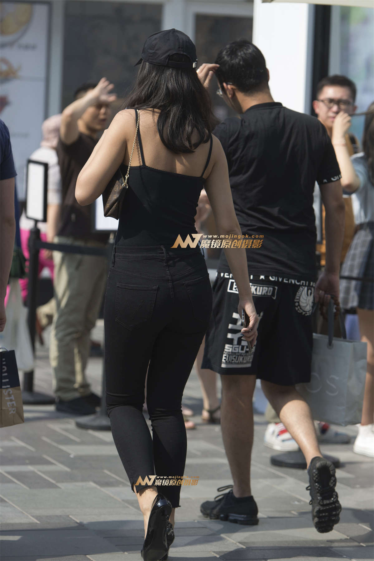 图片[2]-【浅蓝色赛帖】小吊带黑紧裤-日更街拍