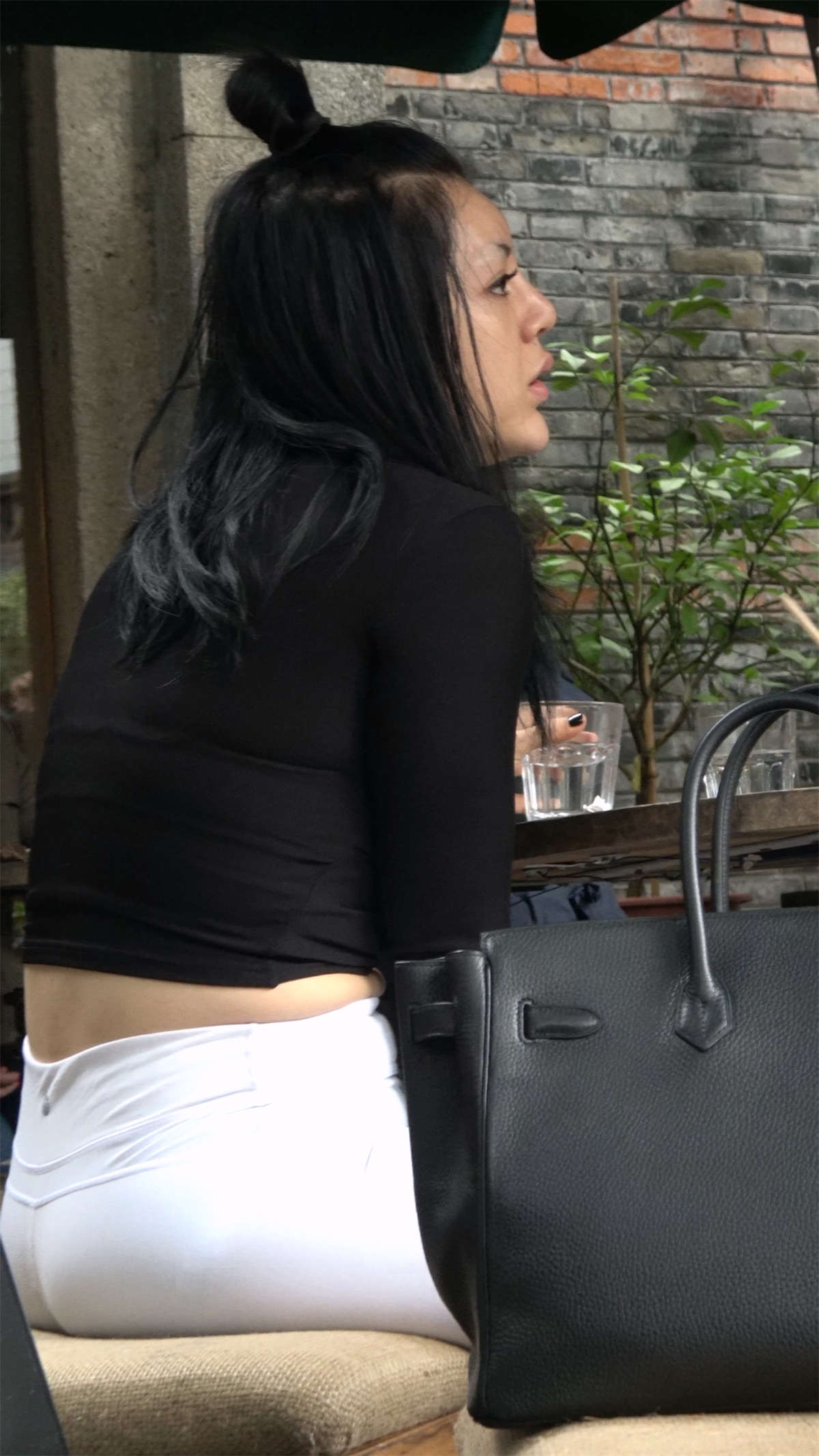 图片[2]-超薄白色弹力紧身裤饱满玉臀美女-日更街拍