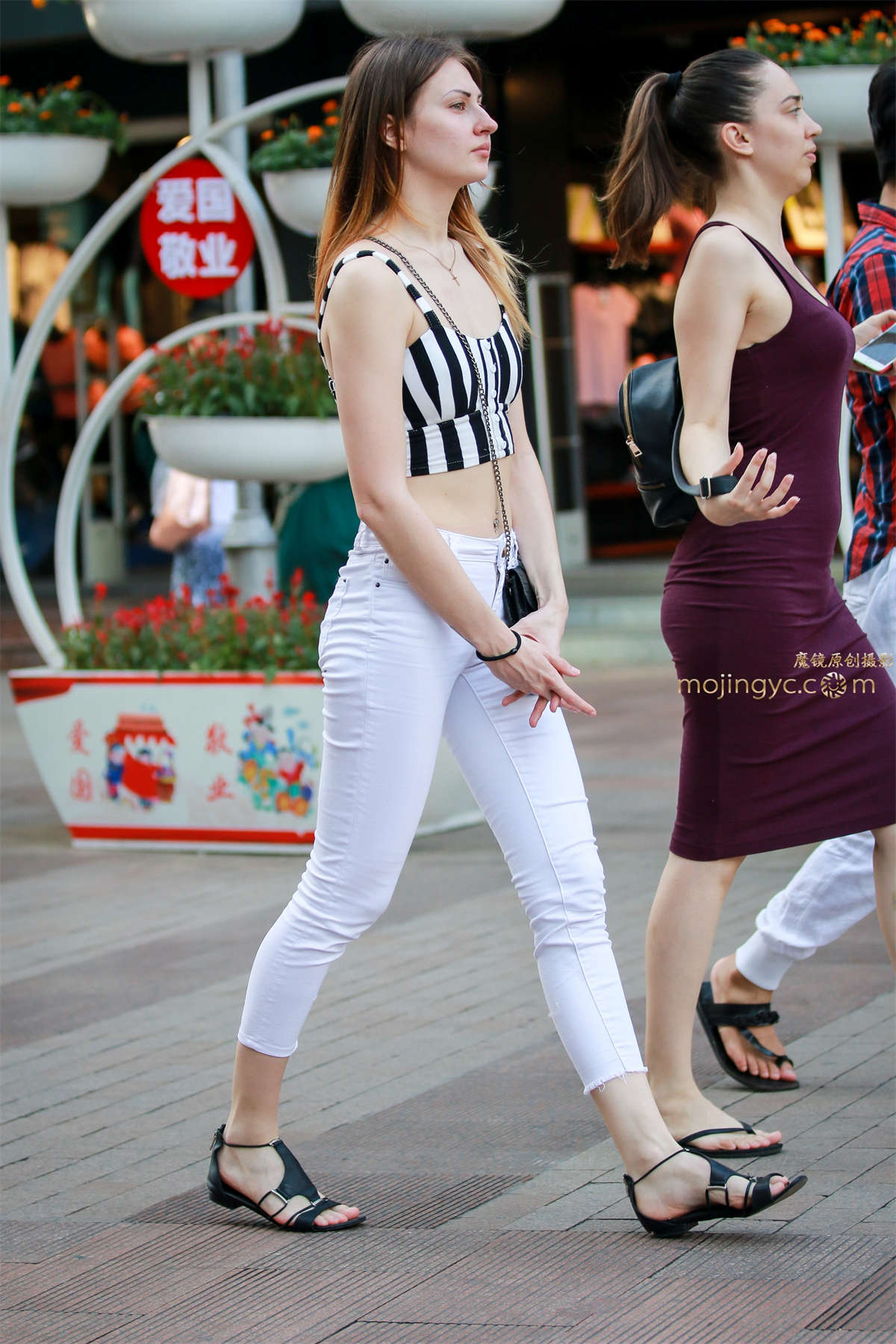 图片[2]-高挑洋妞露腰紧身白裤-日更街拍