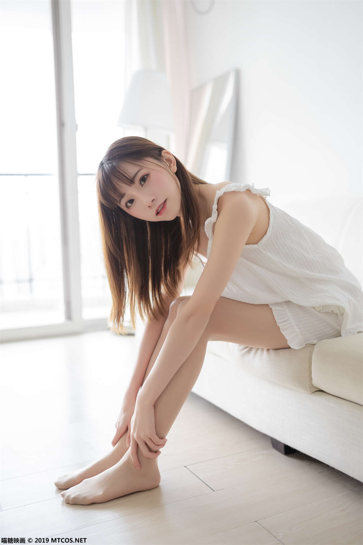 喵糖映画 VOL.056 kitaro_绮太郎 白色睡衣-日更街拍