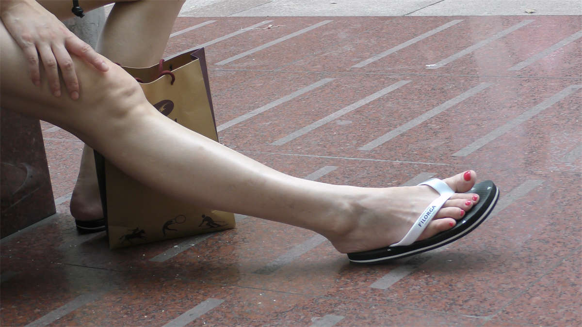 图片[2]-美艳到爆的少妇嫩脚-日更街拍