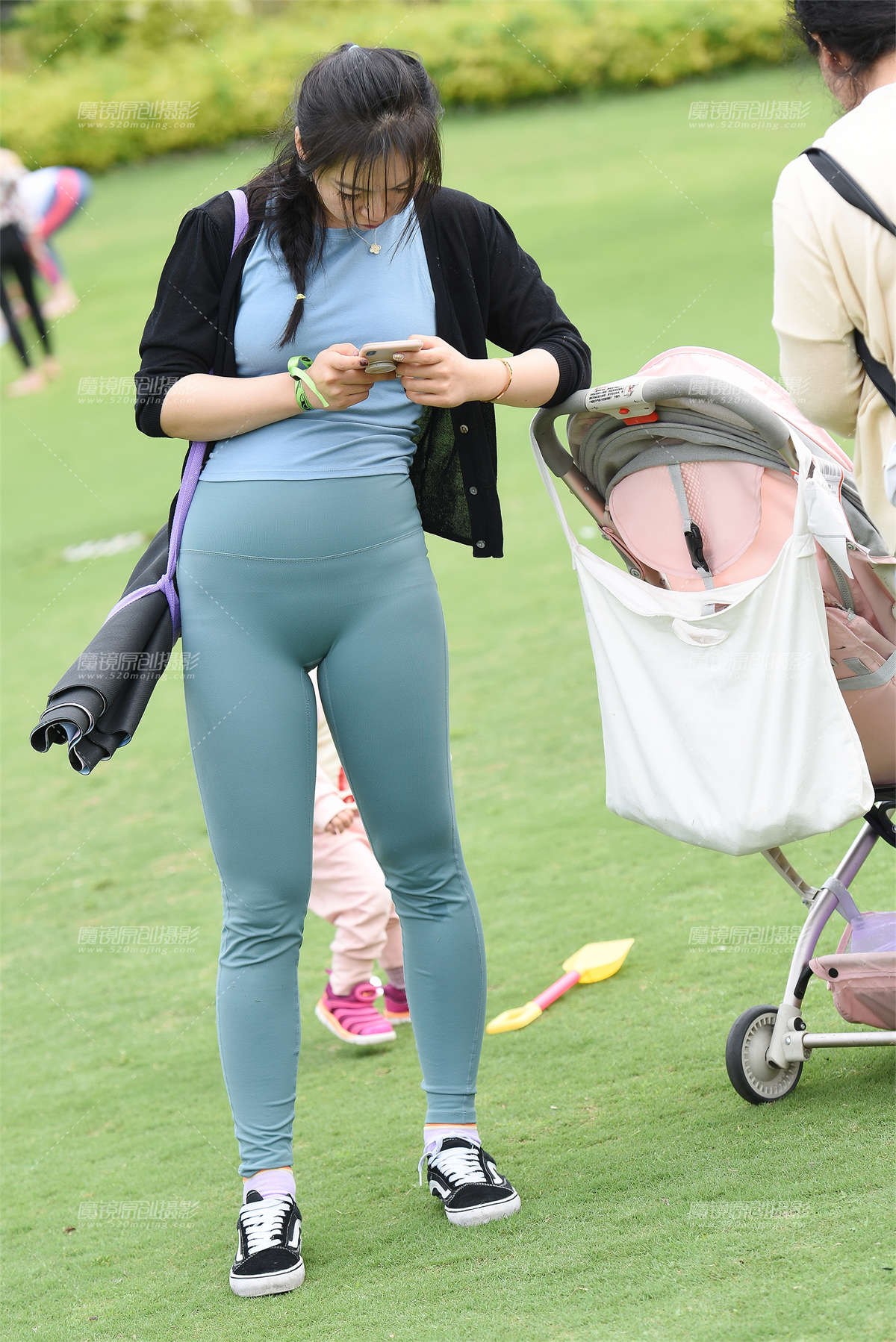 【咔喳赛帖】草坪上的小妈妈-日更街拍
