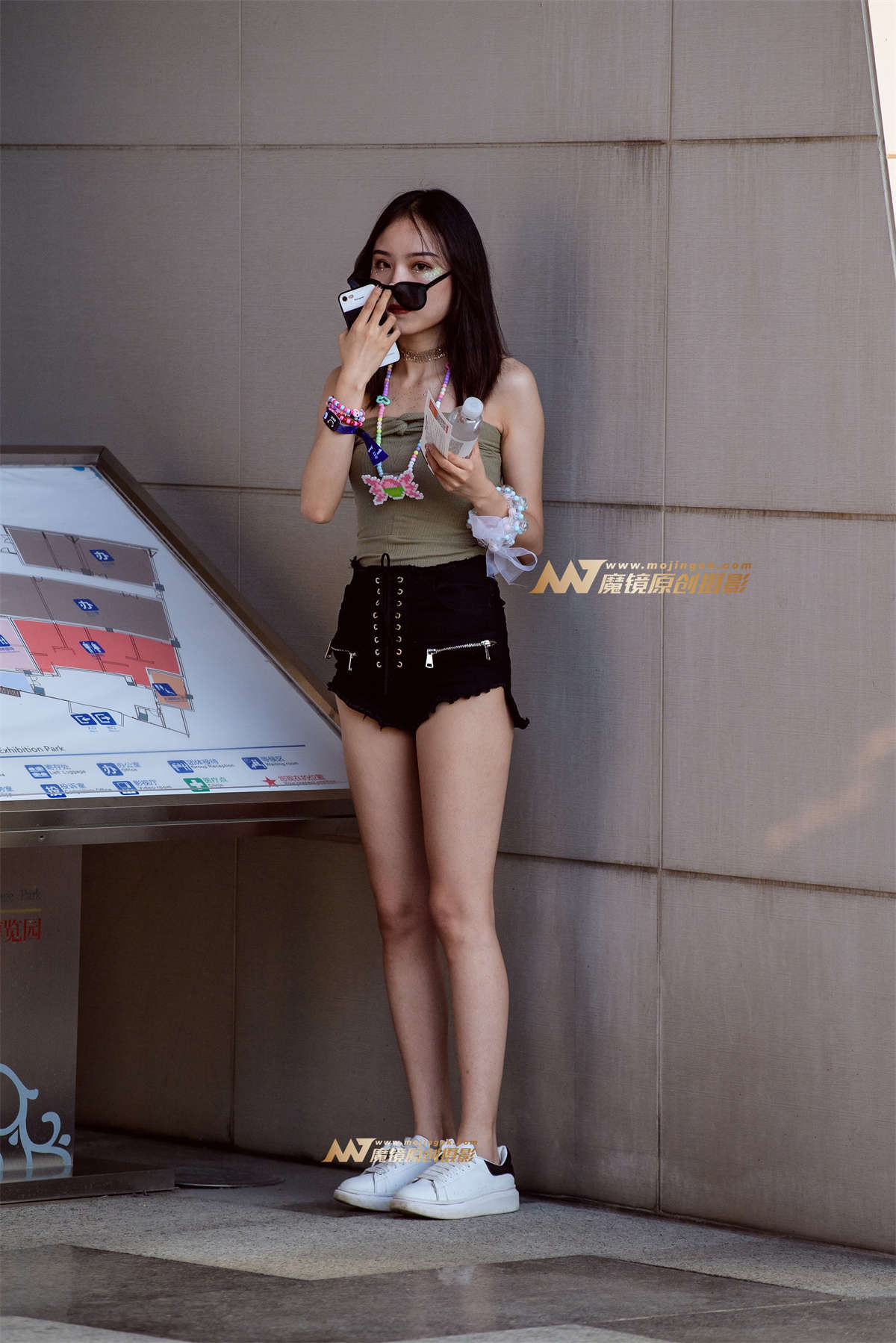 【久久赛帖】黑色热裤美女性感月牙-日更街拍