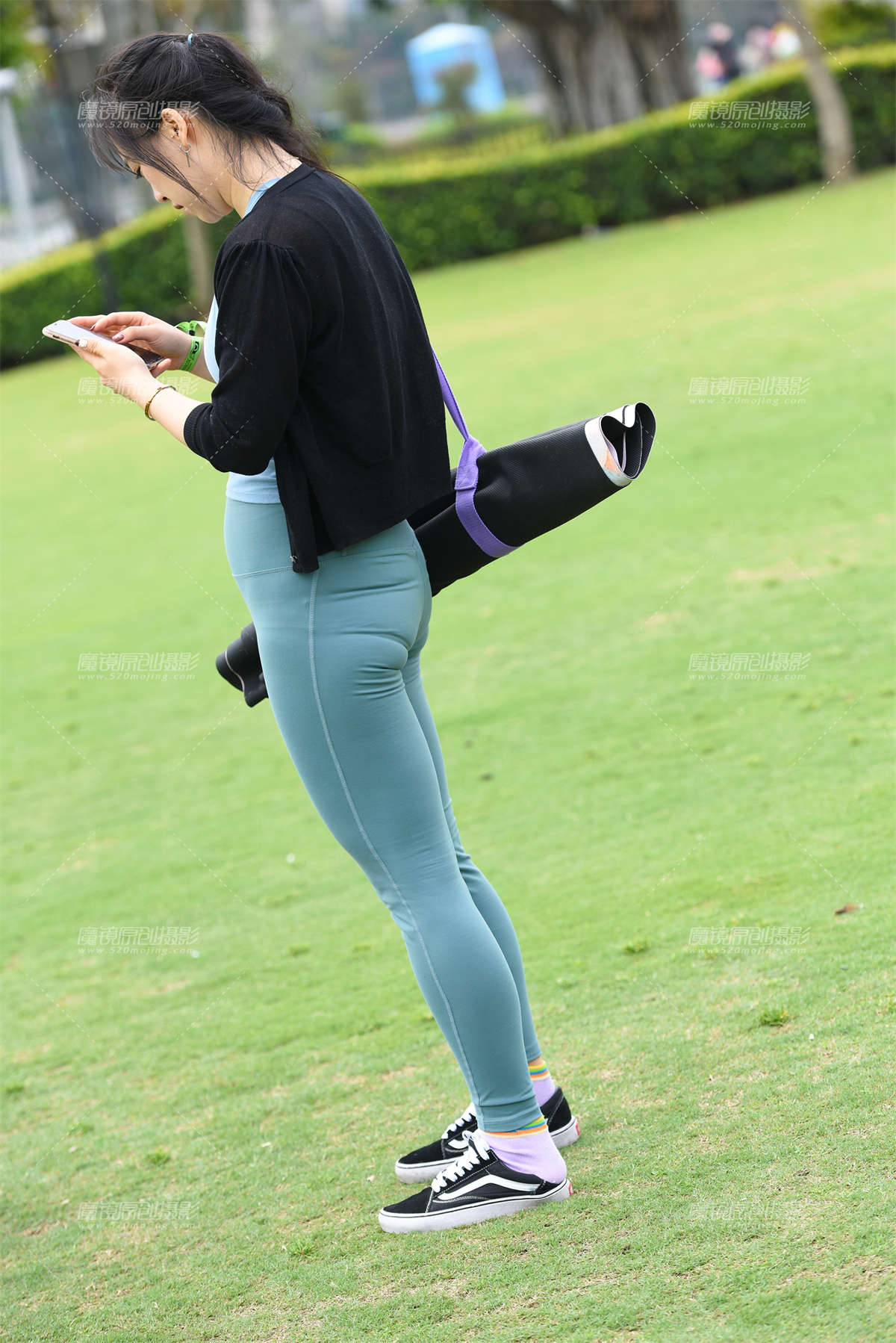 图片[2]-【咔喳赛帖】草坪上的小妈妈-日更街拍