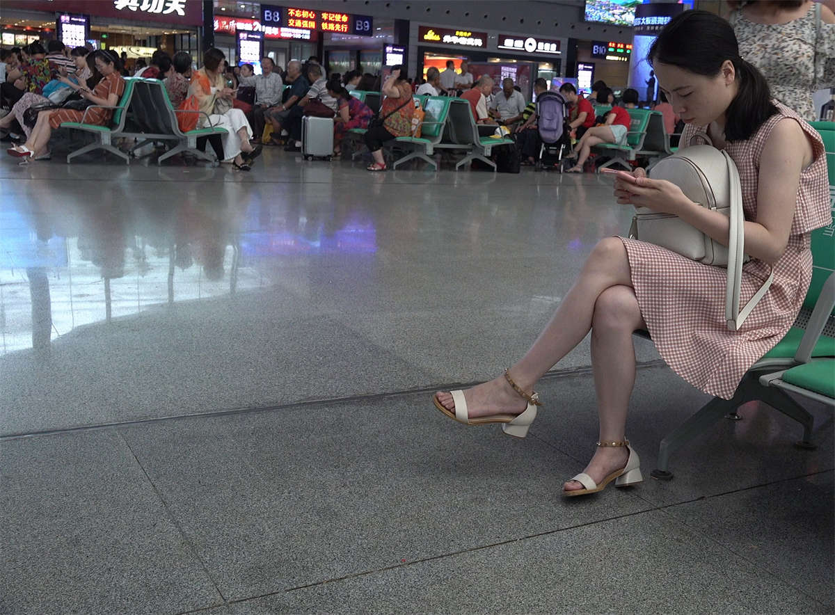 图片[2]-连衣裙凉高跟玉足美眉-日更街拍