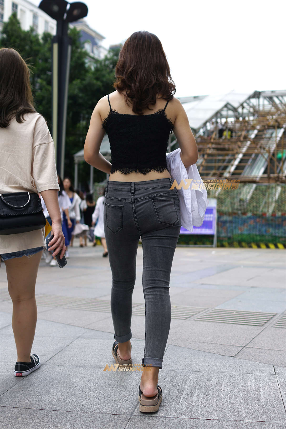 图片[2]-吊带背心街拍-日更街拍