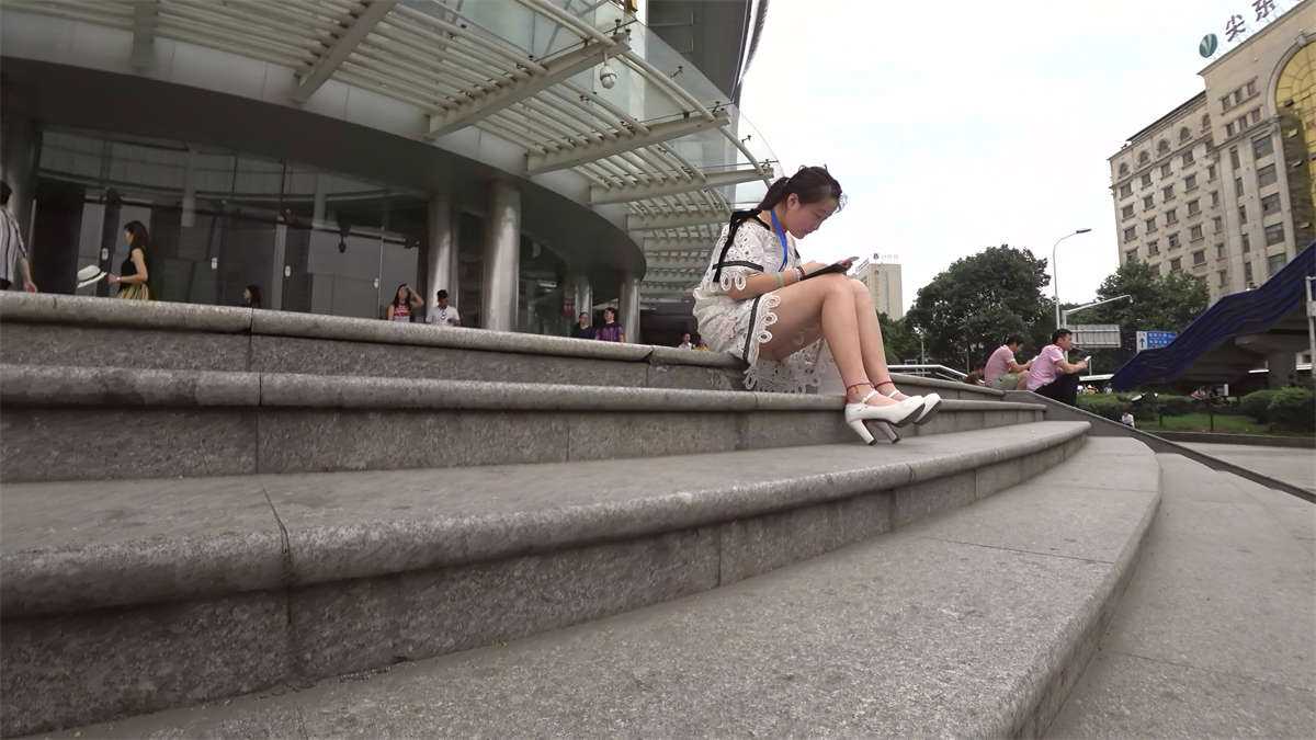 图片[2]-街拍专心玩手机的白色高跟白色蕾丝连衣短裙美眉-日更街拍