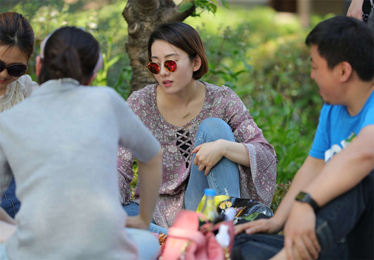 图片[2]-踏青公园街拍系列No.1681 清秀女生戴着时尚的太阳镜，脱了鞋玩牌-日更街拍