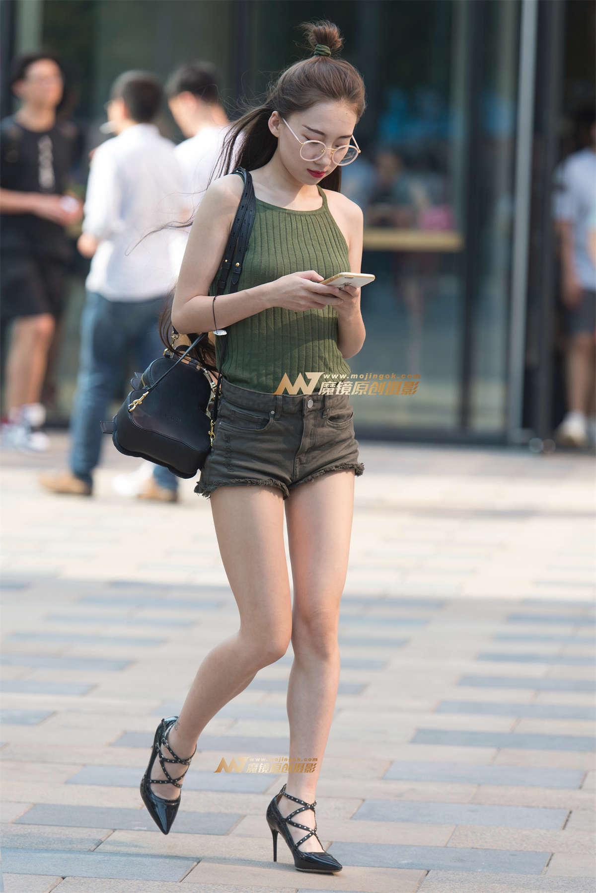 【浅蓝色赛帖】小热裤大长腿-日更街拍