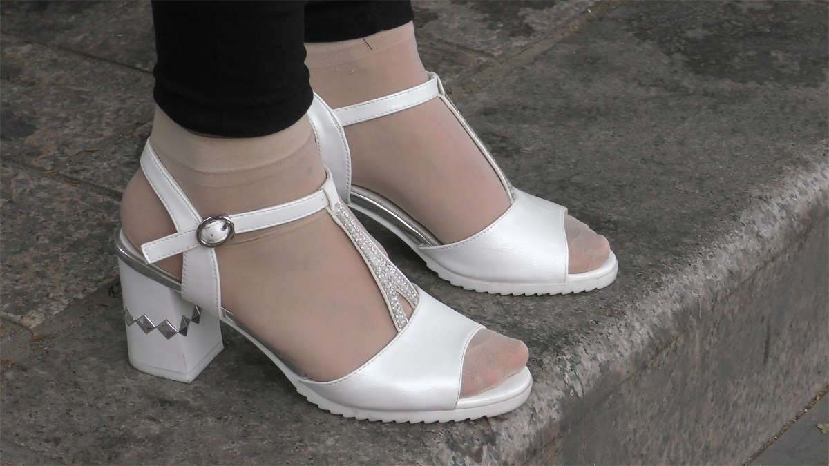 图片[2]-妹子的白丝高跟-日更街拍