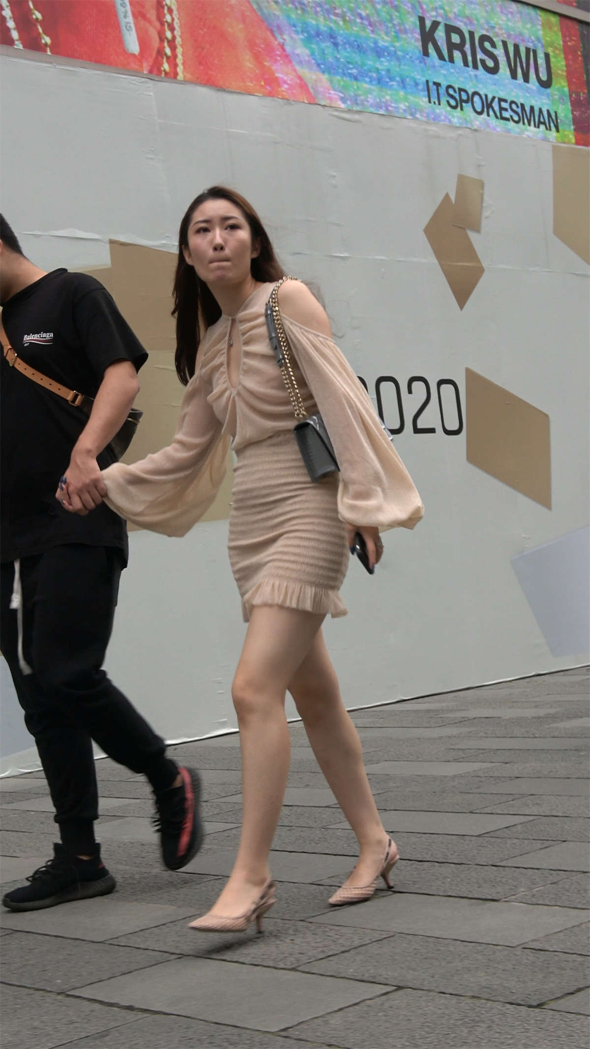 图片[2]-米色短裙性感高跟女神-日更街拍