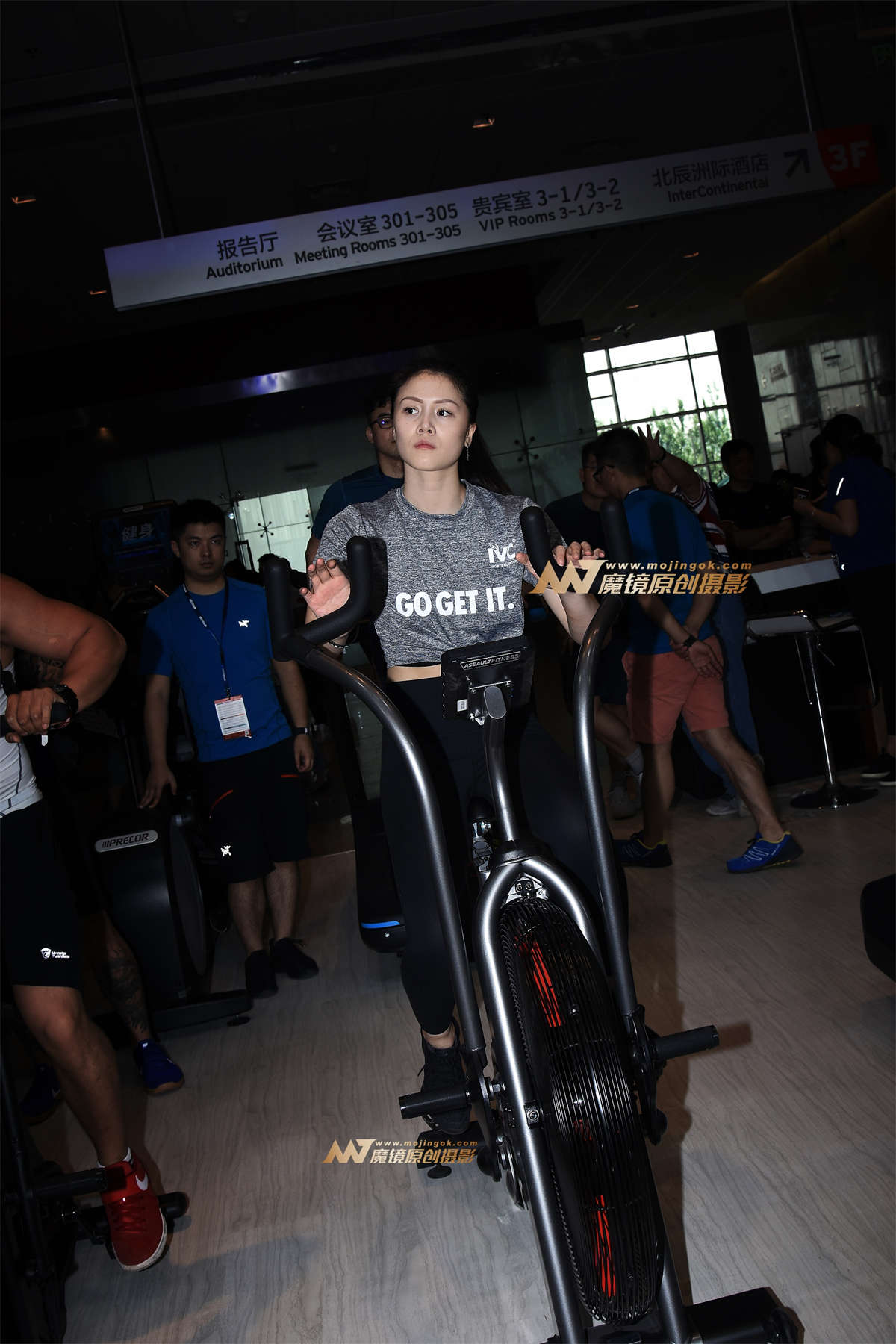 【咔喳赛贴】腰部锻炼-日更街拍