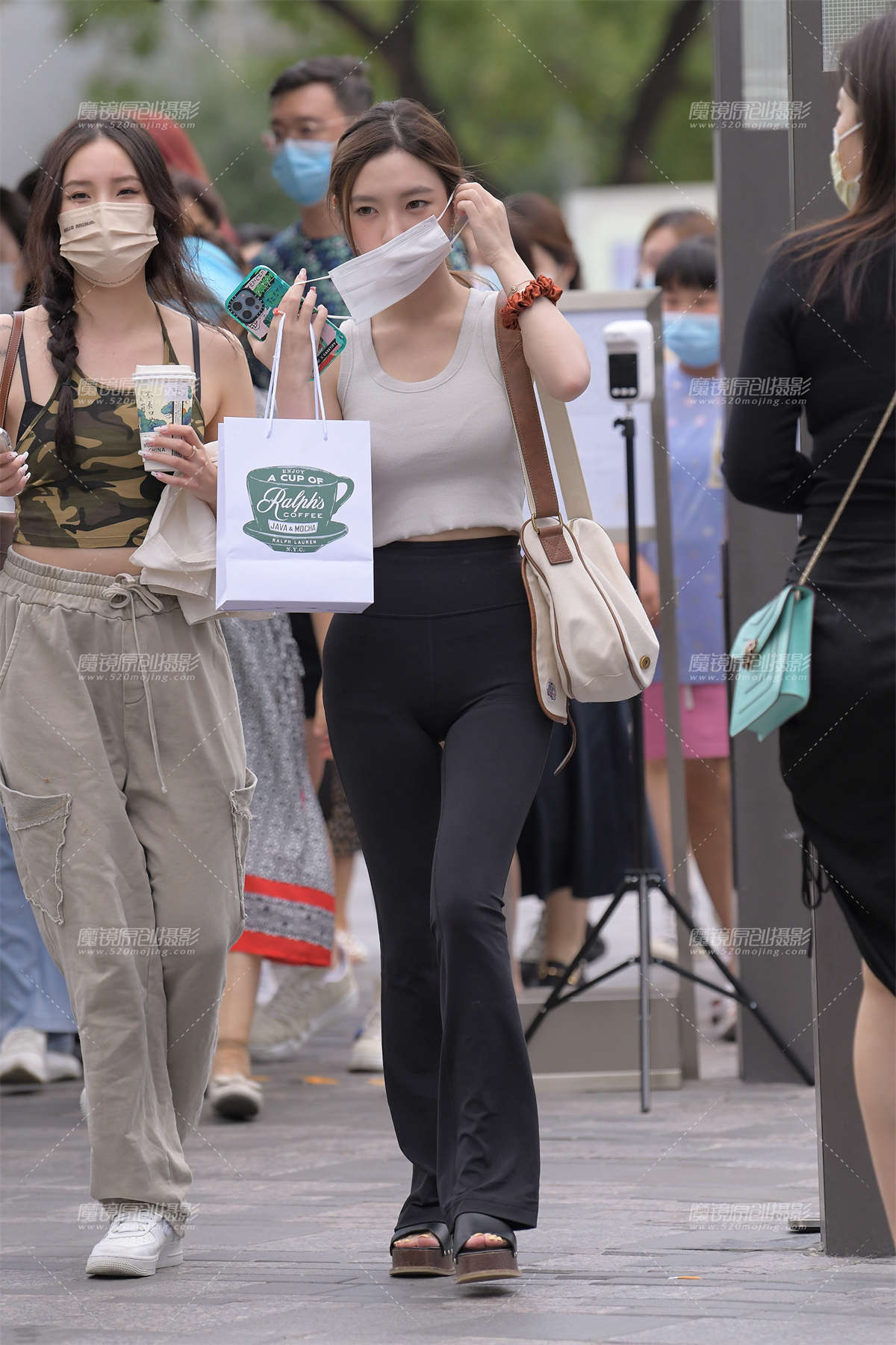 着迷的眼神-日更街拍