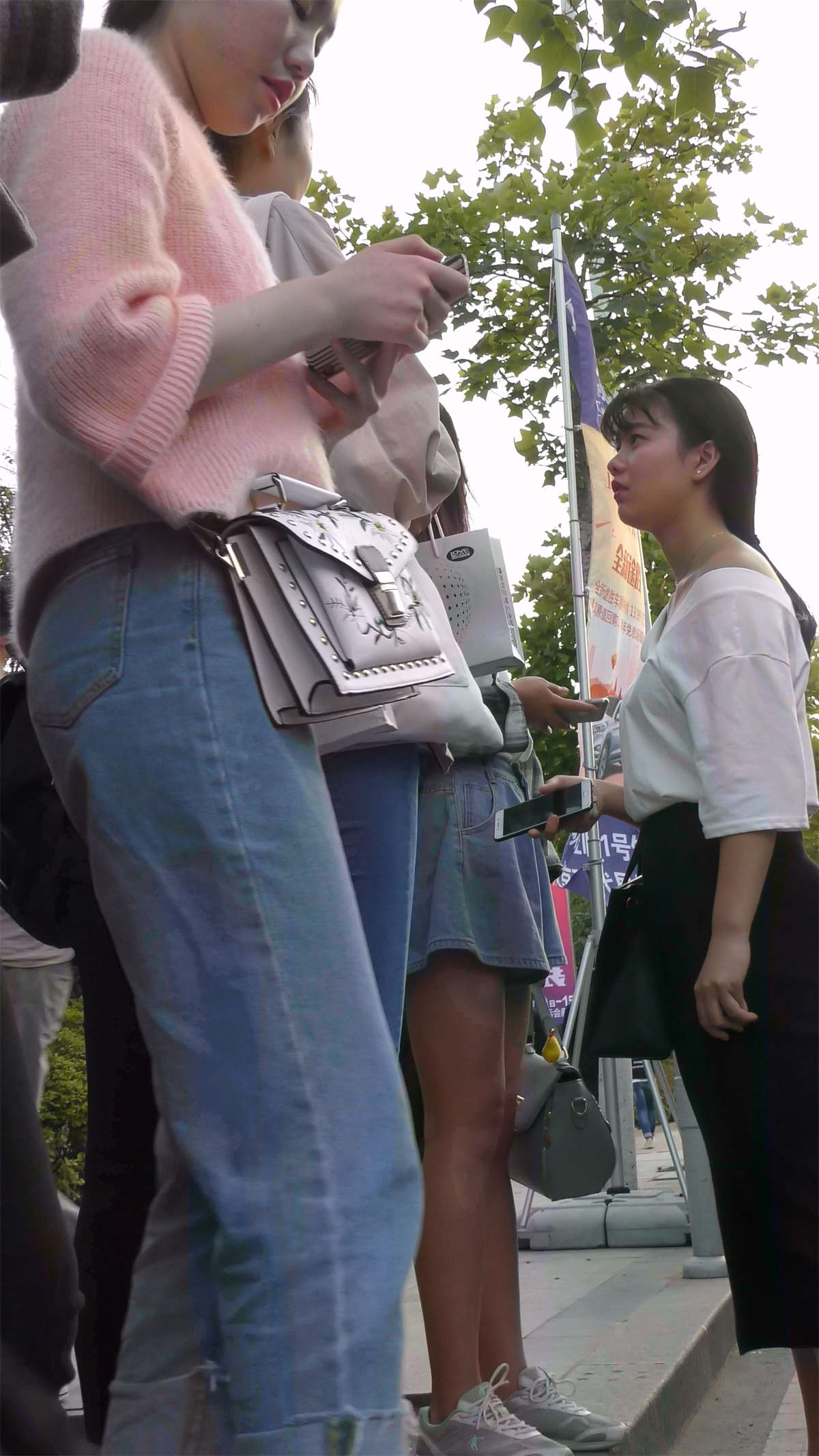 紧身蓝色牛仔裤马尾辫美女-日更街拍