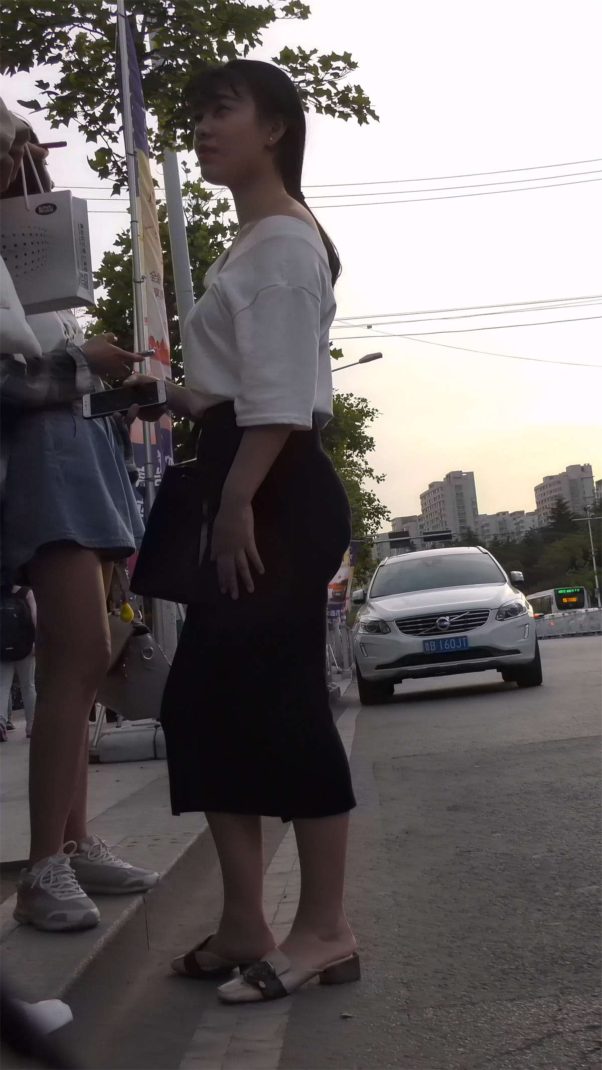 图片[2]-紧身蓝色牛仔裤马尾辫美女-日更街拍