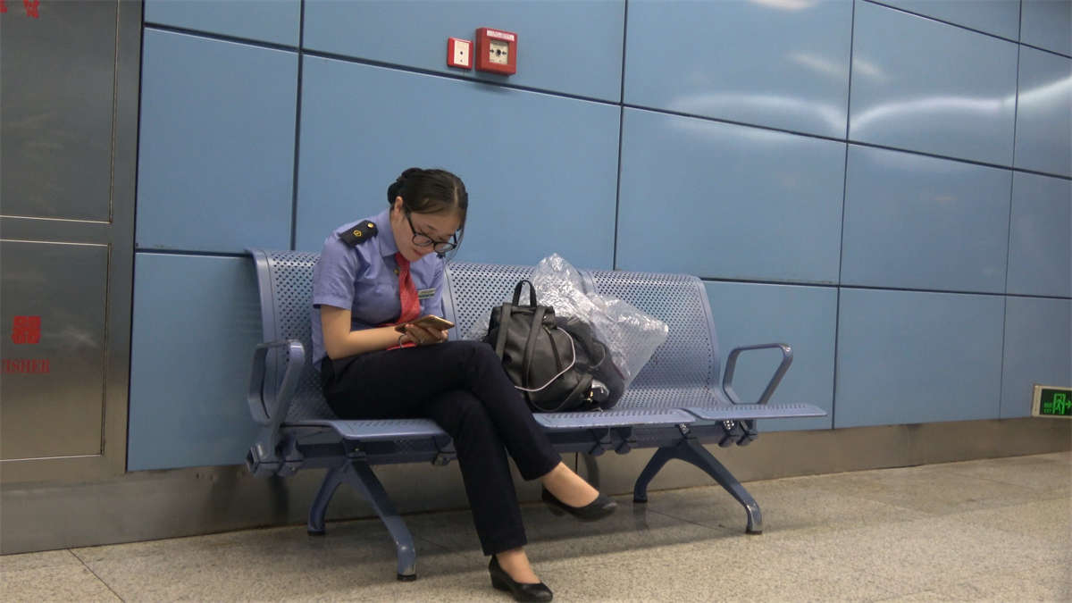气质不错的乘务员挑鞋视频-日更街拍