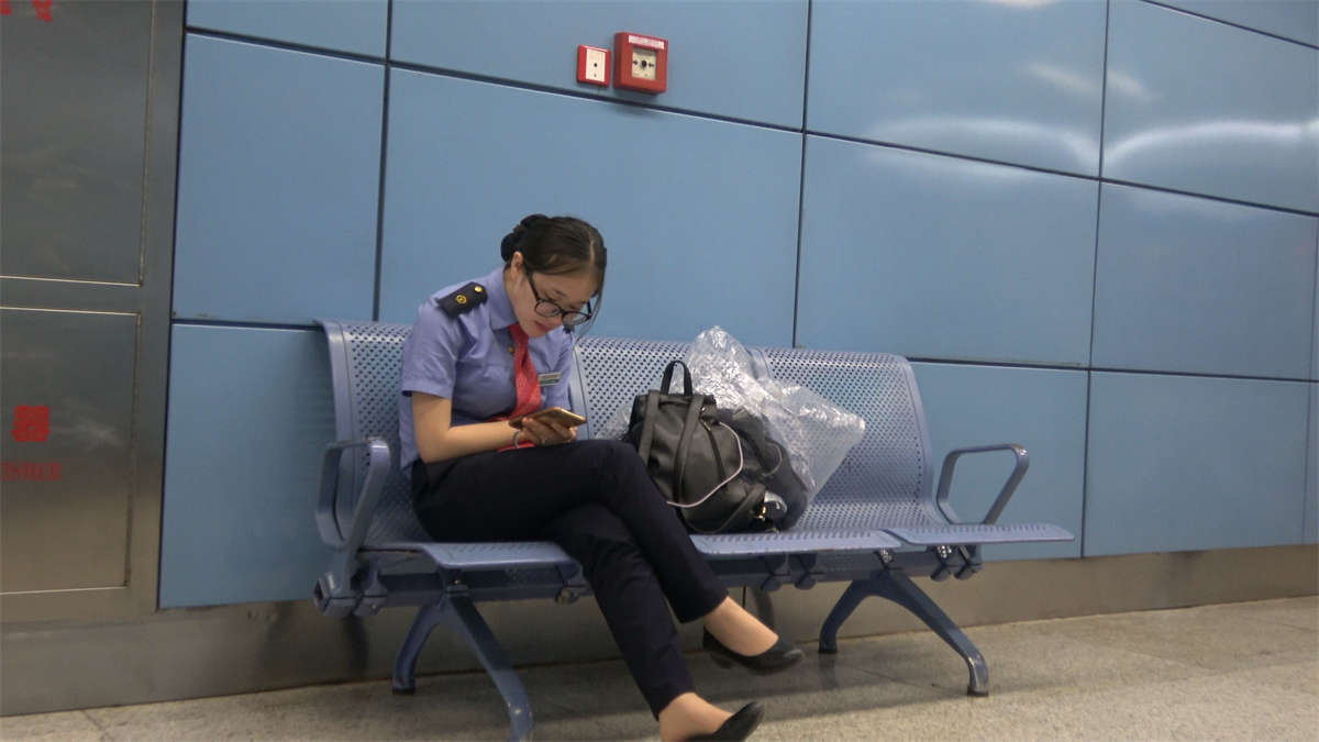 图片[2]-气质不错的乘务员挑鞋视频-日更街拍