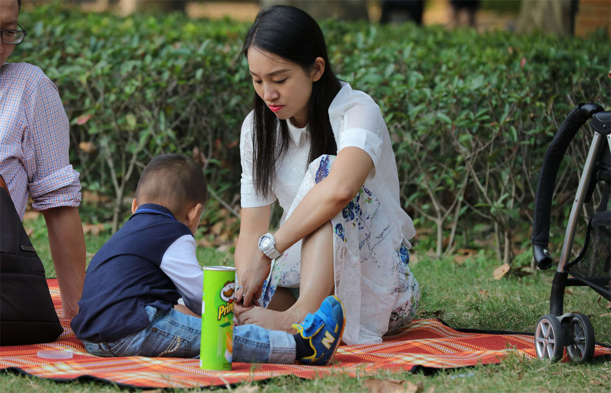 图片[2]-踏青公园街拍系列No.750 平时你哪有机会把一个贤淑美丽的女人脚底看个精光？-日更街拍