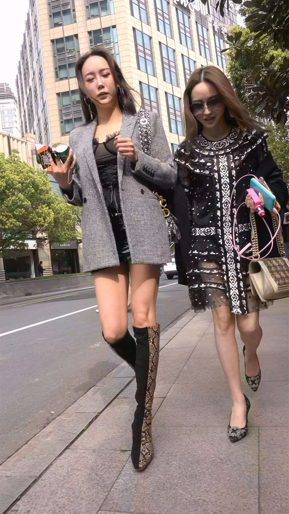 图片[2]-又见一位蟒蛇皮长靴美女-日更街拍