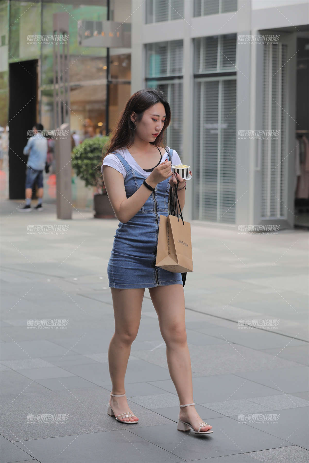 有些丰臀的女孩-日更街拍