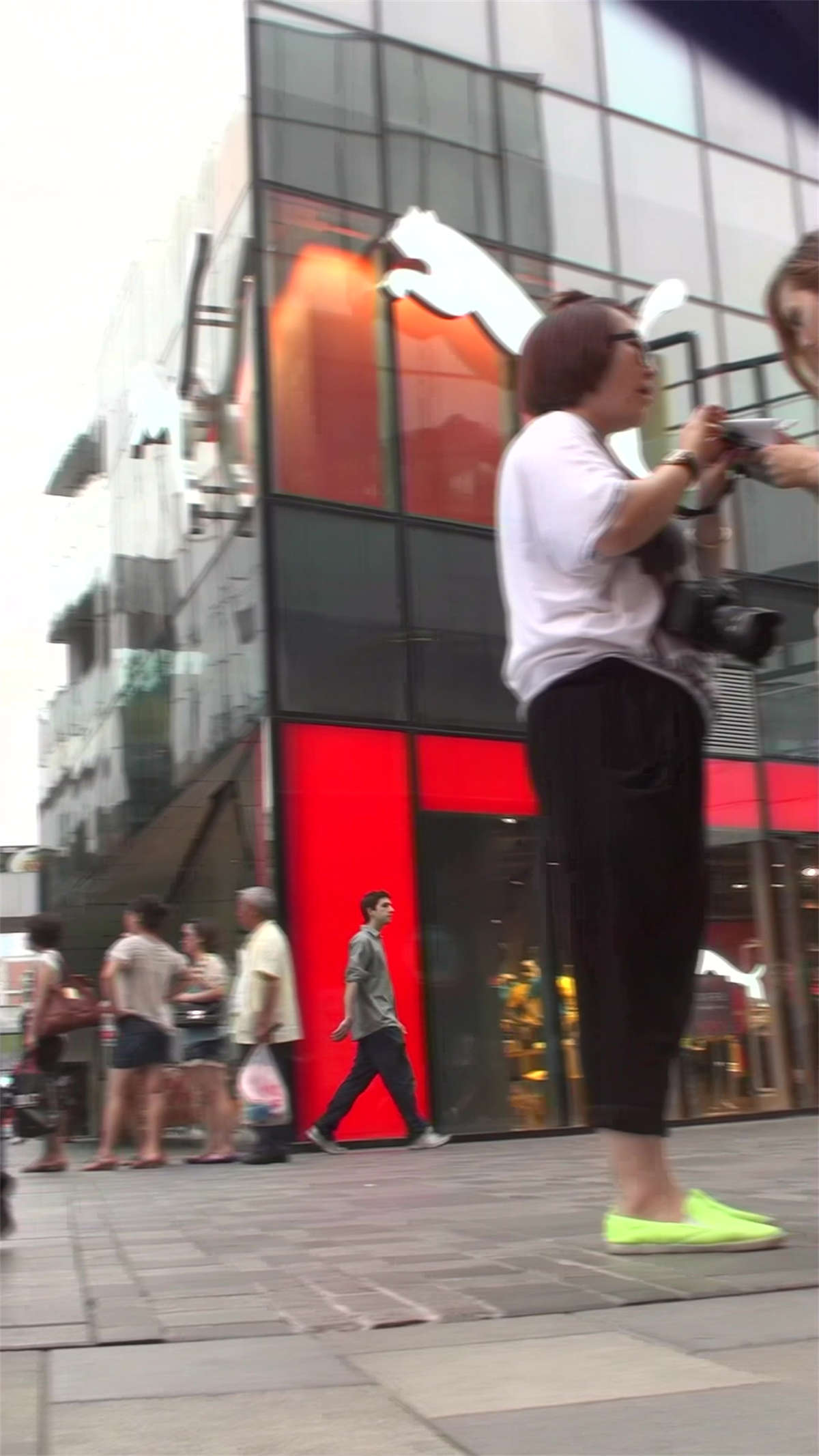 漂亮漏肩美女街头拍照，我也帮着拍-日更街拍