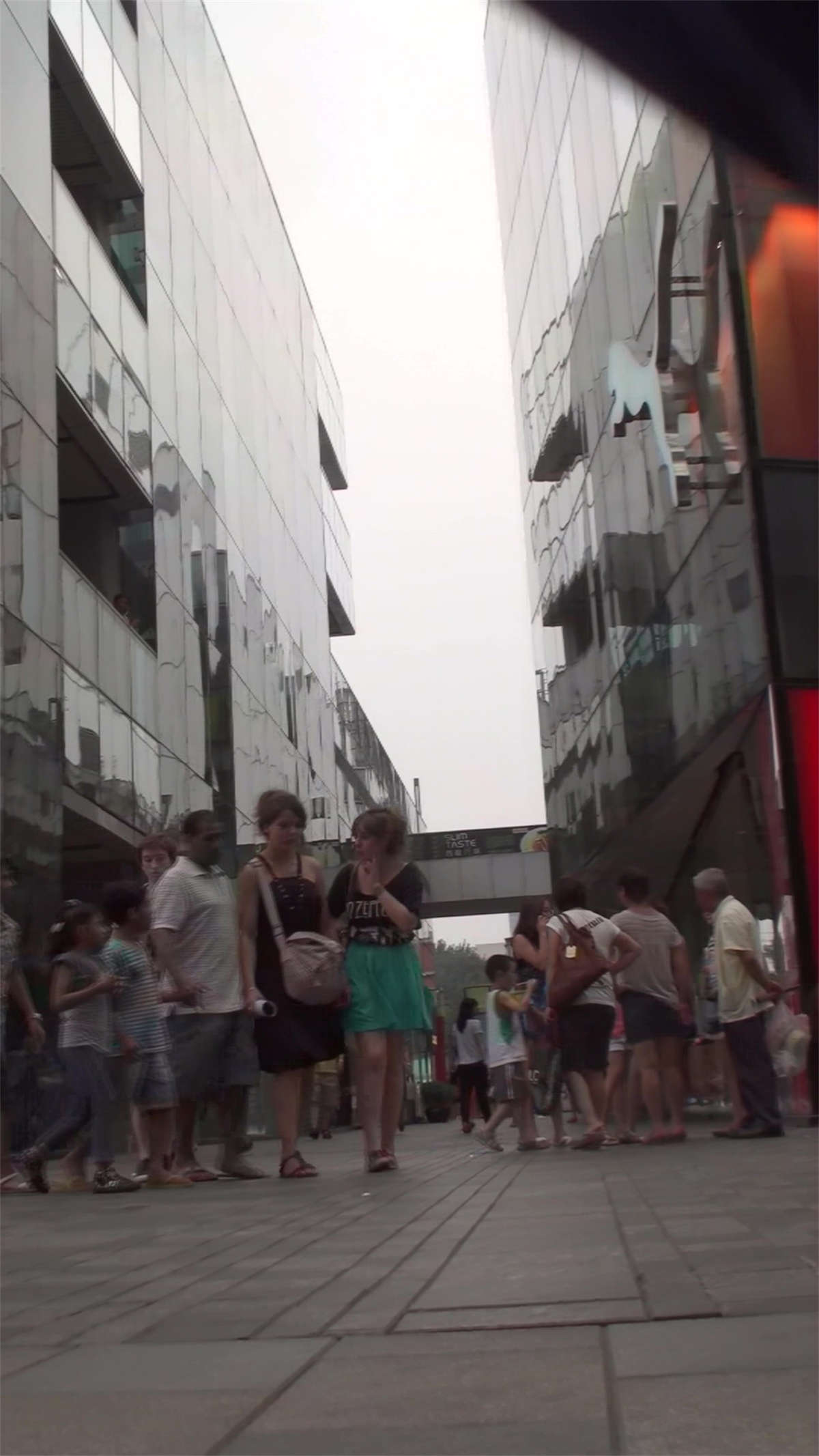 图片[2]-漂亮漏肩美女街头拍照，我也帮着拍-日更街拍