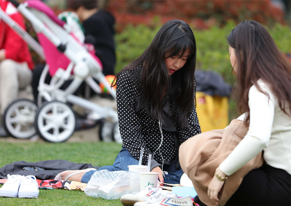踏青公园街拍系列No.1682 清纯美少女竟然穿着江湖失传已久的冰丝，更有口味略重的反差 第1套-日更街拍