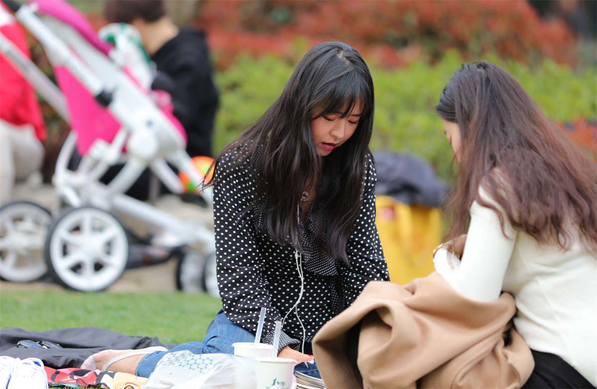 图片[2]-踏青公园街拍系列No.1682 清纯美少女竟然穿着江湖失传已久的冰丝，更有口味略重的反差 第1套-日更街拍