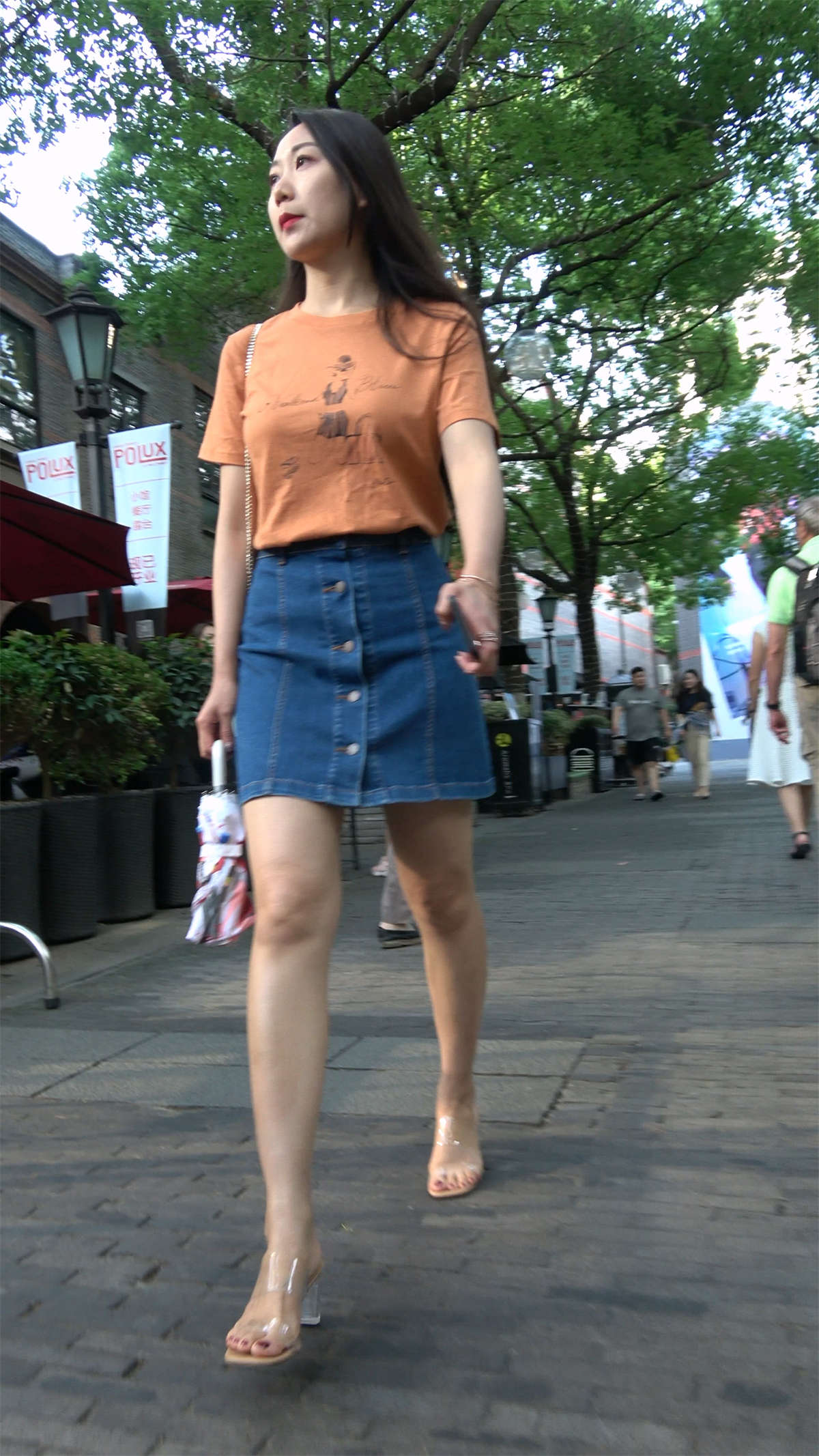 图片[2]-牛仔裙高跟美女-日更街拍