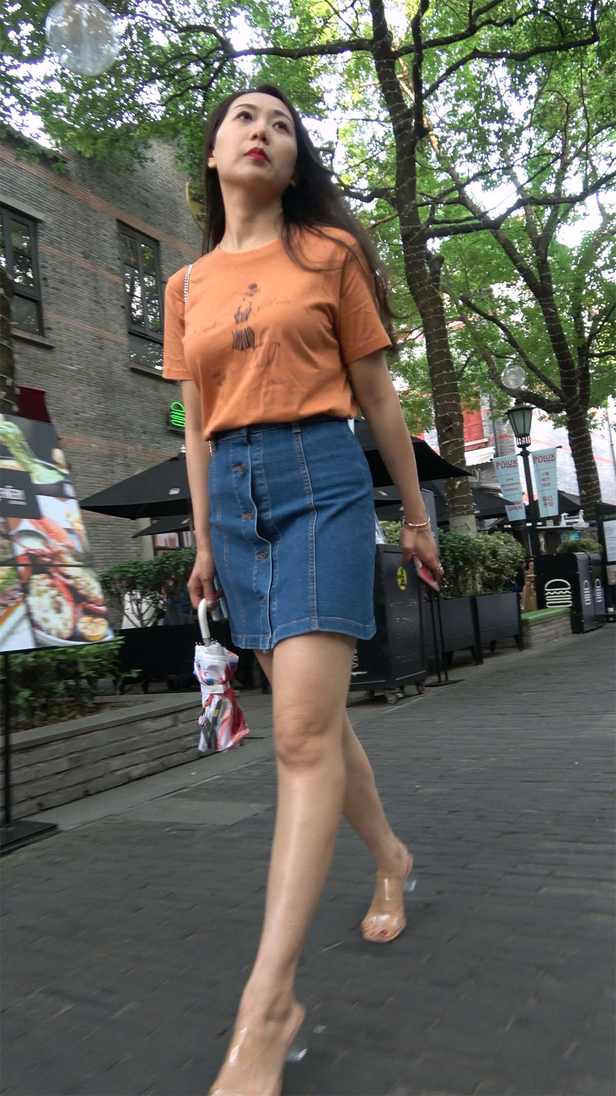 牛仔裙高跟美女-日更街拍