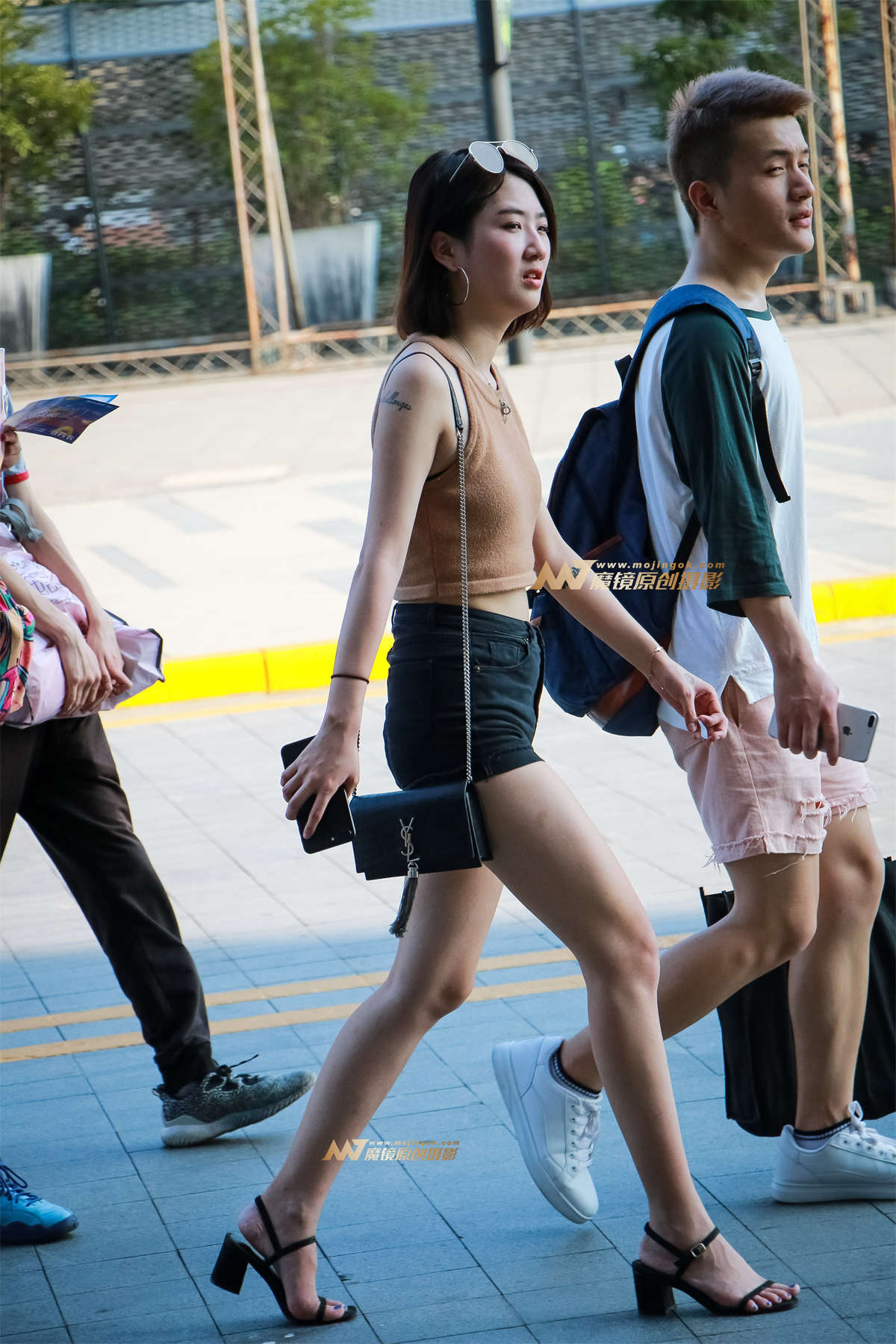 热裤短发美女,臀肥肉多-日更街拍