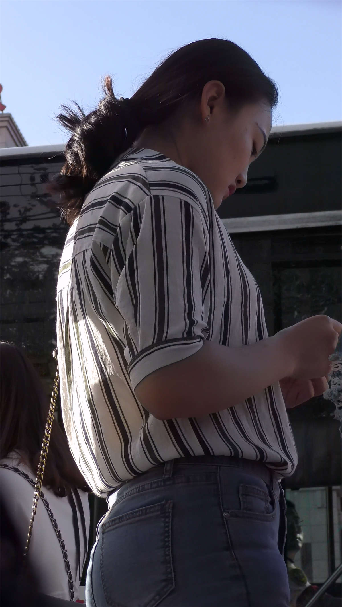 紧身蓝色牛仔裤条纹衬衫美女-日更街拍