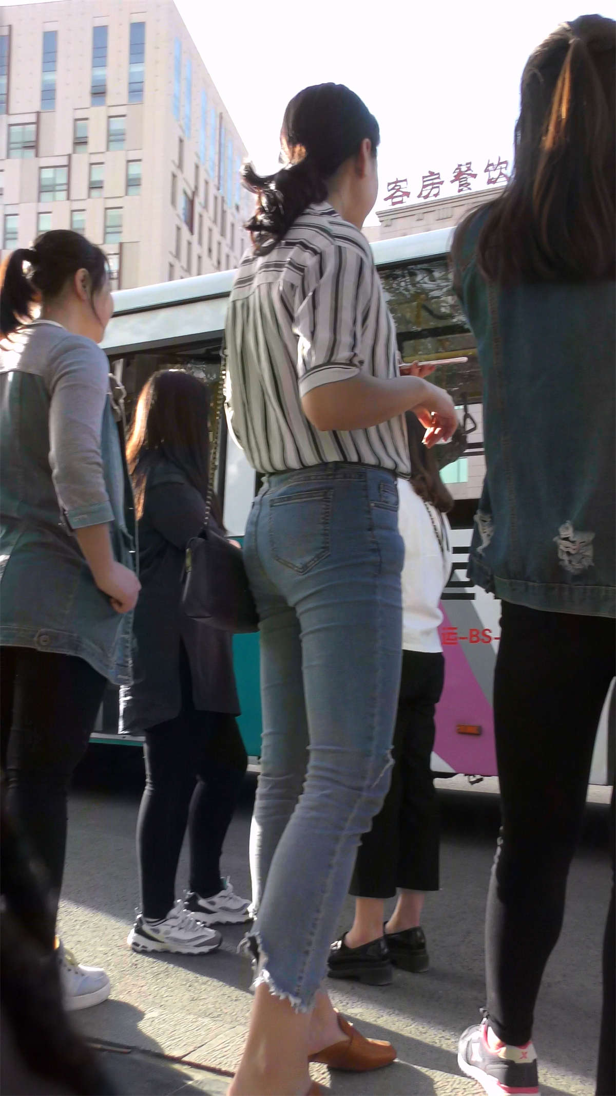 图片[2]-紧身蓝色牛仔裤条纹衬衫美女-日更街拍