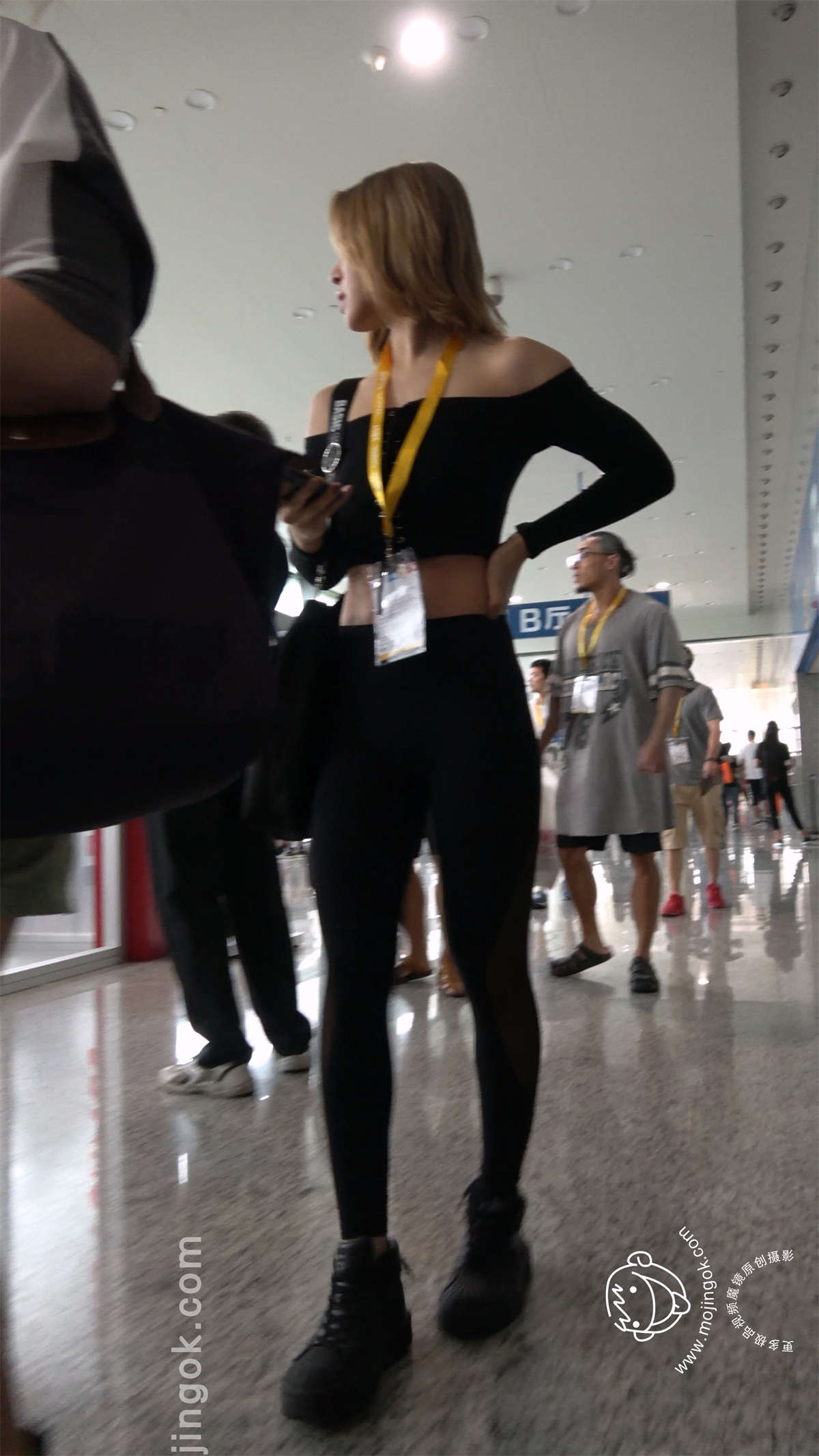 丰臀紧俏弹力瑜伽裤美女-日更街拍