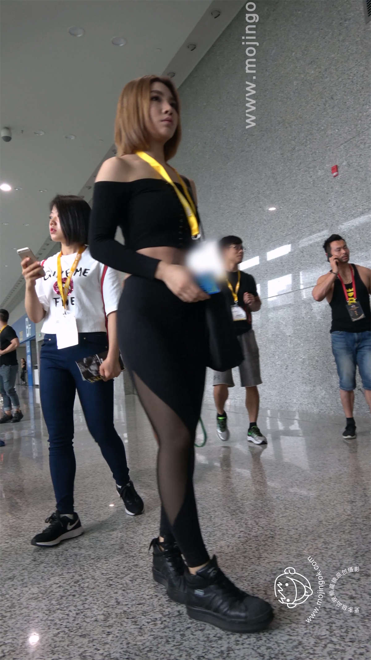 图片[2]-丰臀紧俏弹力瑜伽裤美女-日更街拍