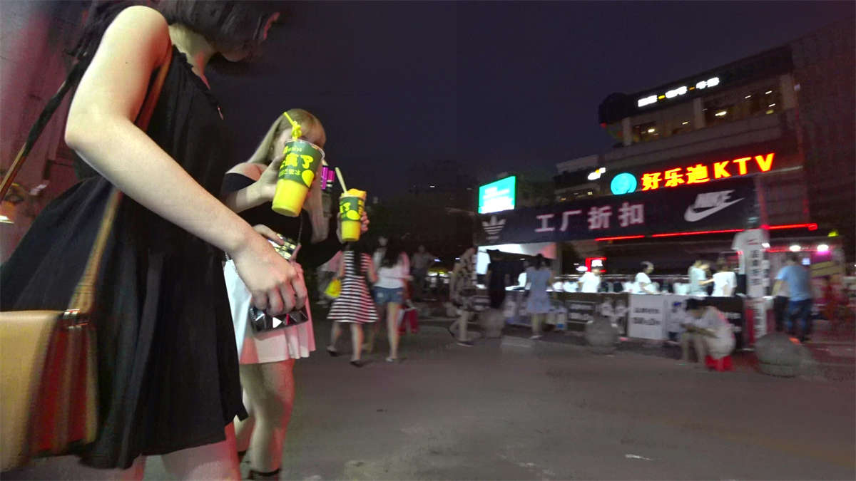 小卖部买水的黑色连衣裙高跟白腿美眉-日更街拍