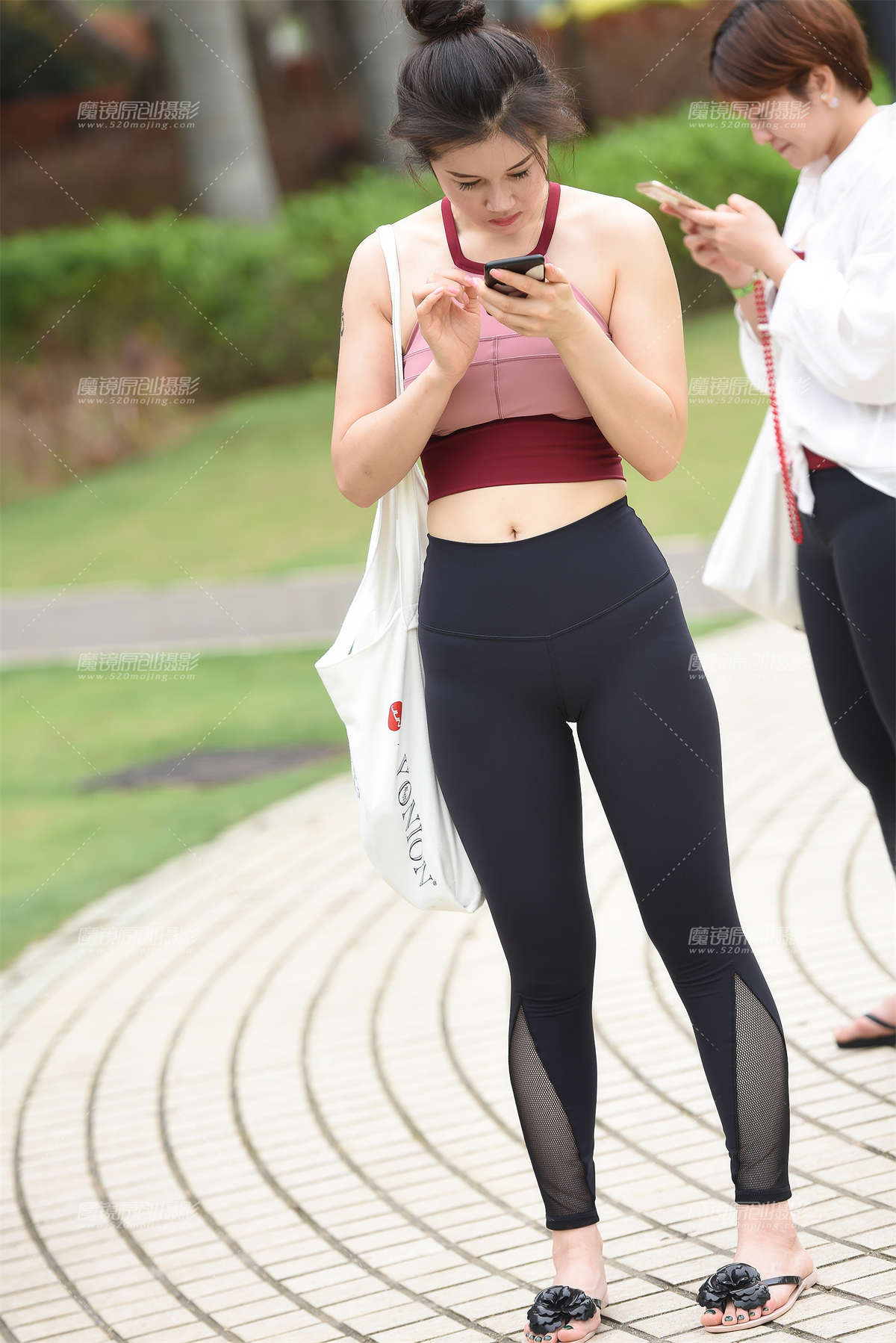 【咔喳赛帖】低头专注手机-日更街拍