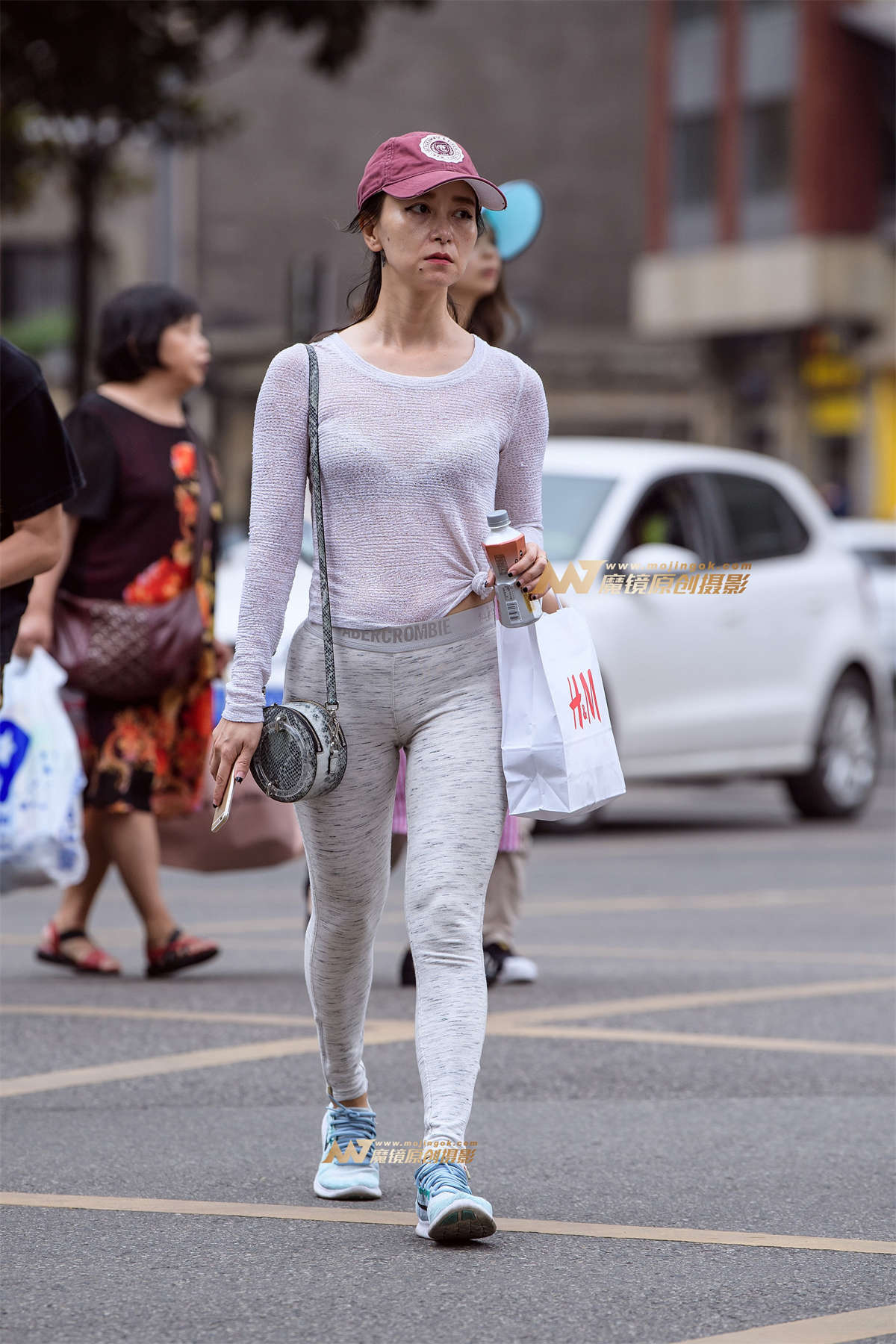 【久久赛帖】灰白色紧身裤极品美臀-日更街拍