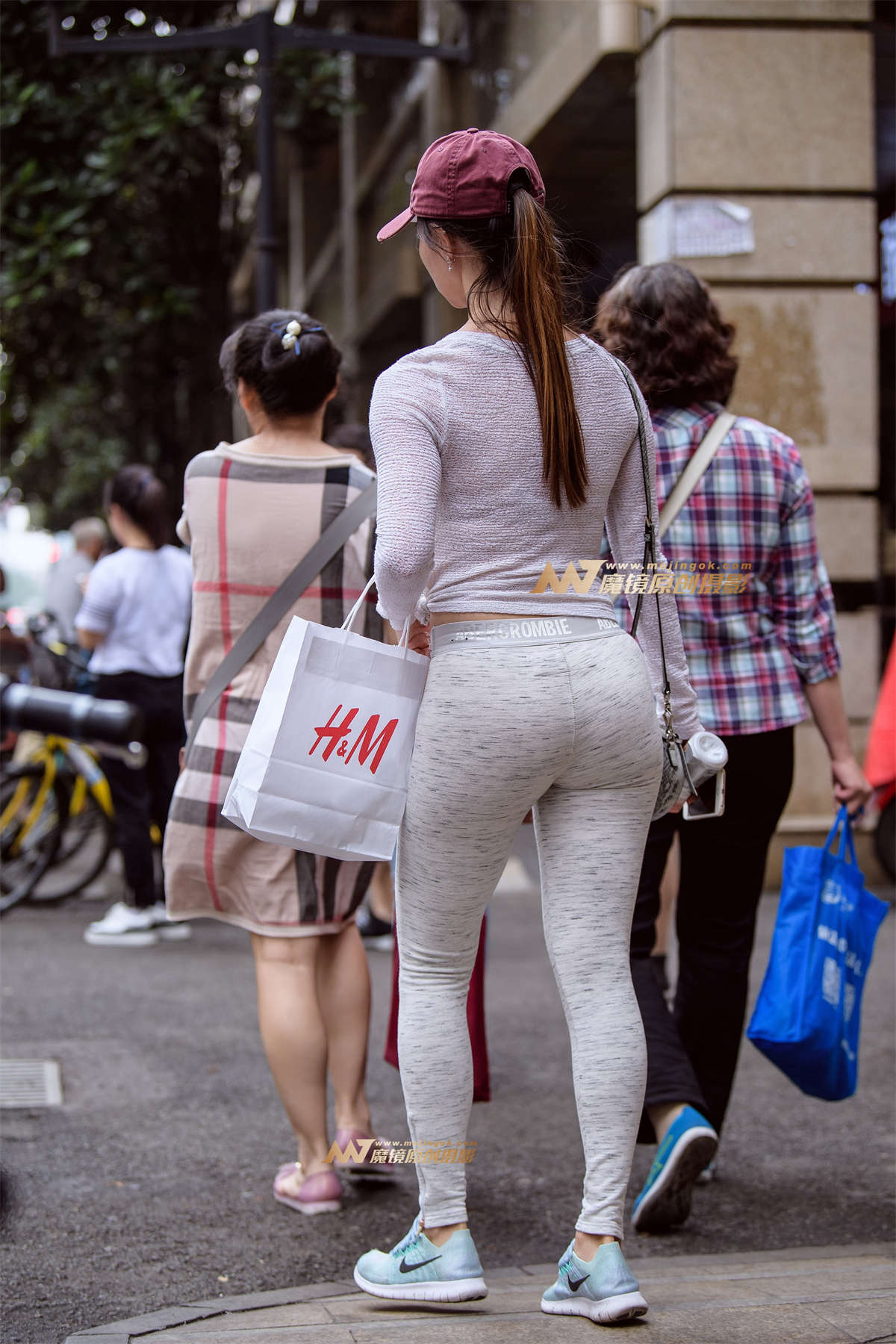 图片[2]-【久久赛帖】灰白色紧身裤极品美臀-日更街拍