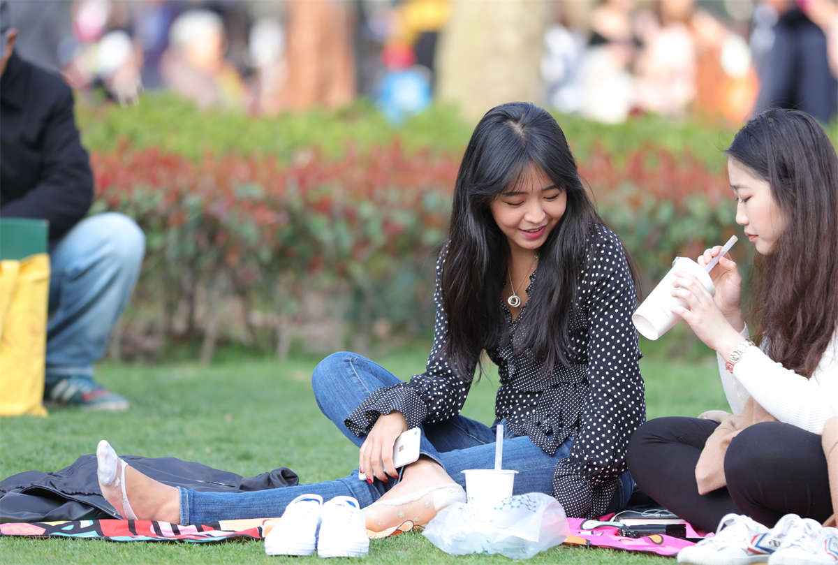 图片[2]-踏青公园街拍系列No.1683 清纯美少女竟然穿着江湖失传已久的冰丝，更有口味略重的反差 第2套-日更街拍