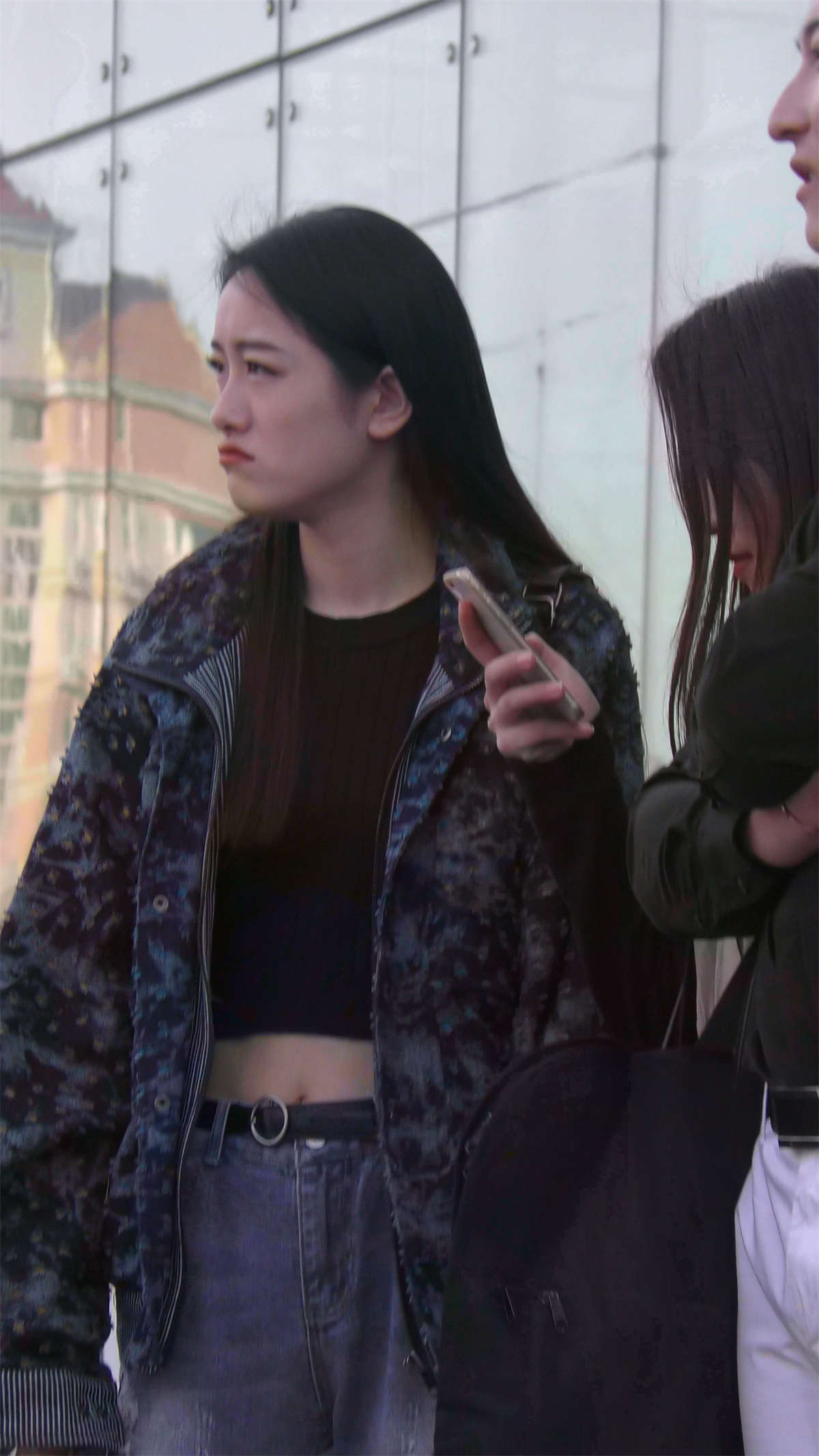 图片[2]-破洞蓝色牛仔裤漂亮美女-日更街拍