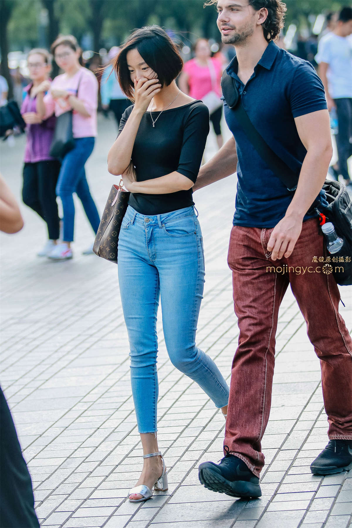 和男友在一起很开心-日更街拍