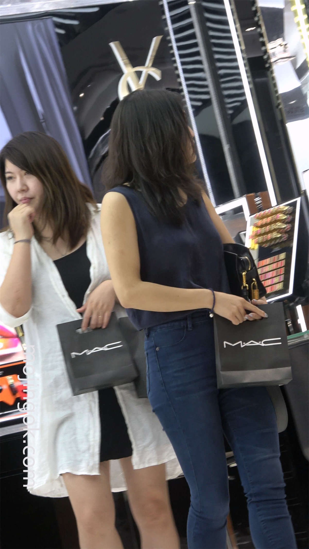 丰腴大臀紧牛气质美妇包包店购物-日更街拍