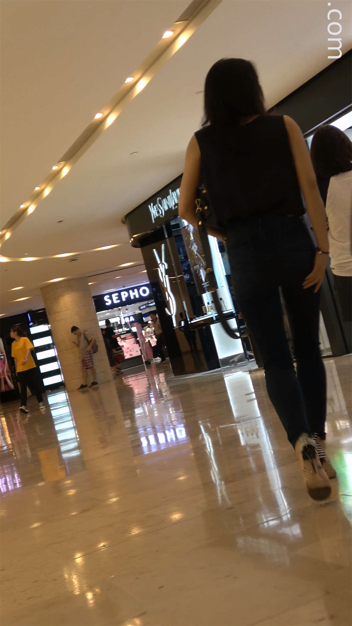 图片[2]-丰腴大臀紧牛气质美妇包包店购物-日更街拍