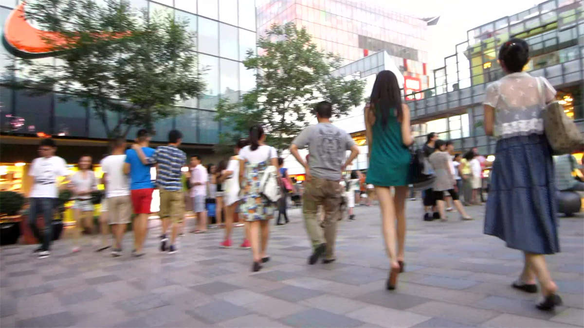 打扮清凉的身材很好的长发美女-日更街拍